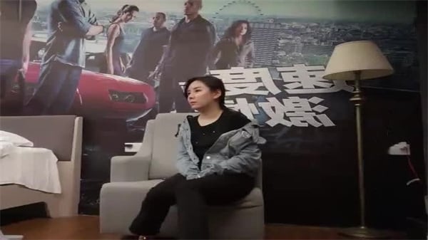 小哥约了个牛仔外套妹子沙发扣逼