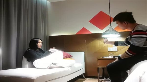 小哥约花臂纹身新人靓女啪啪